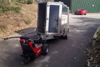 MUV-Trailer Mover (véhicule de traction de remorque) tirant une remorque à un seul essieu de 1 000 kg