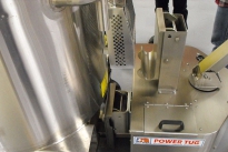 PowerTug en acier inoxydable attelé à un récipient de mélange pharmaceutique de ?2 000 kg