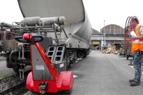 Super Power Pusher poussant un wagon de chemin de der de 30 000 kg pour la SNCF en France