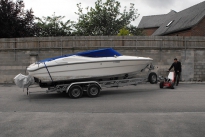 MUV Trailer Mover déplaçant une remorque de bateau à deux essieux