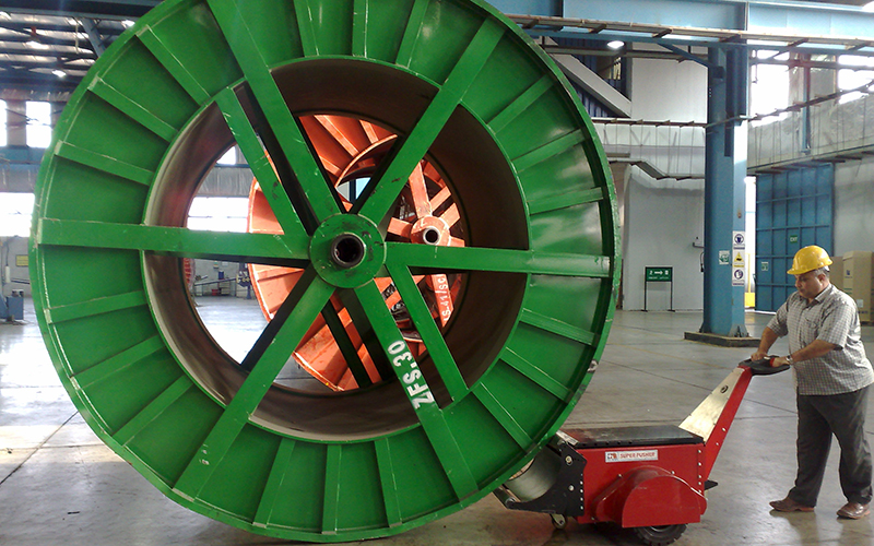 Drum pusher moving large cable drums